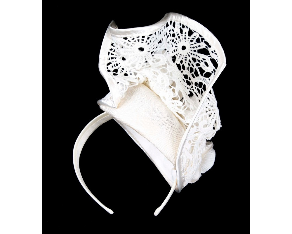 Cream lace pillbox fascinator by Fillies Collection - Image 3