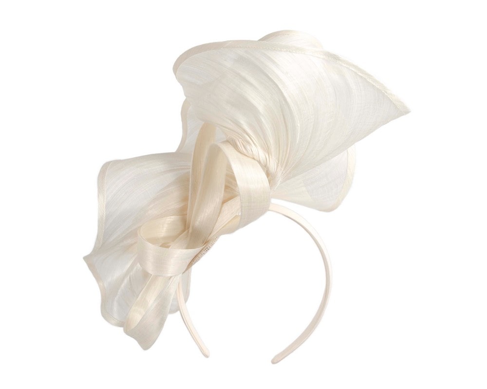 Cream sculptured silk abaca fascinator by Fillies Collection - Image 5