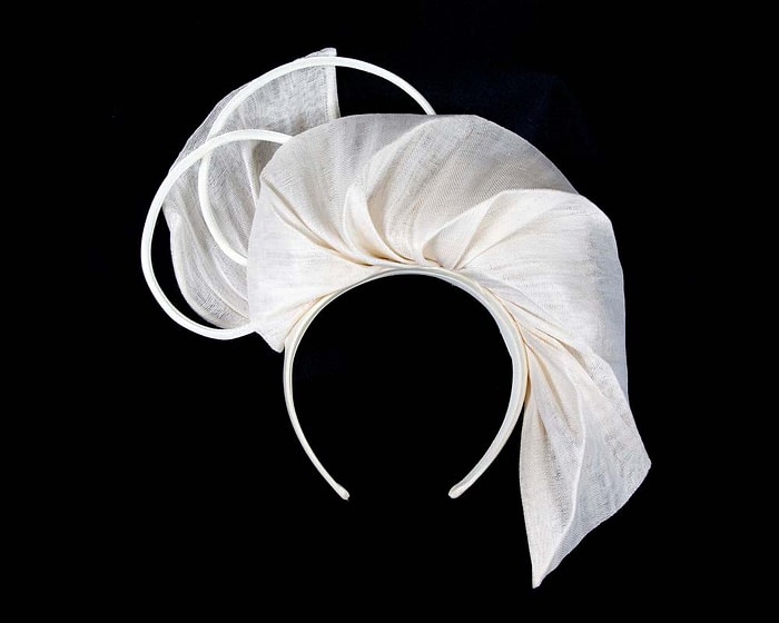 Bespoke sculptured cream fascinator by Fillies Collection - Image 2