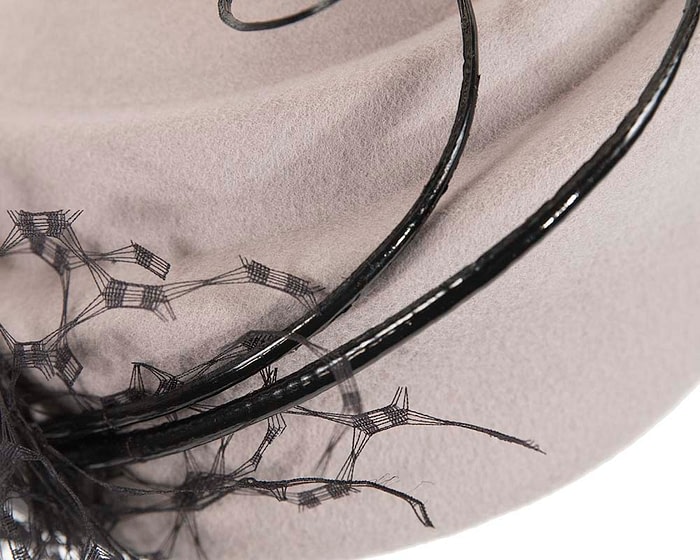 Grey felt beret hat with feather by Fillies Collection - Image 5
