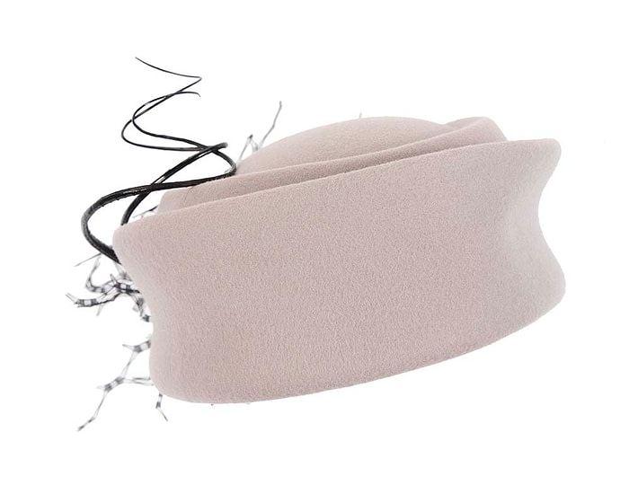 Grey felt beret hat with feather by Fillies Collection - Image 3