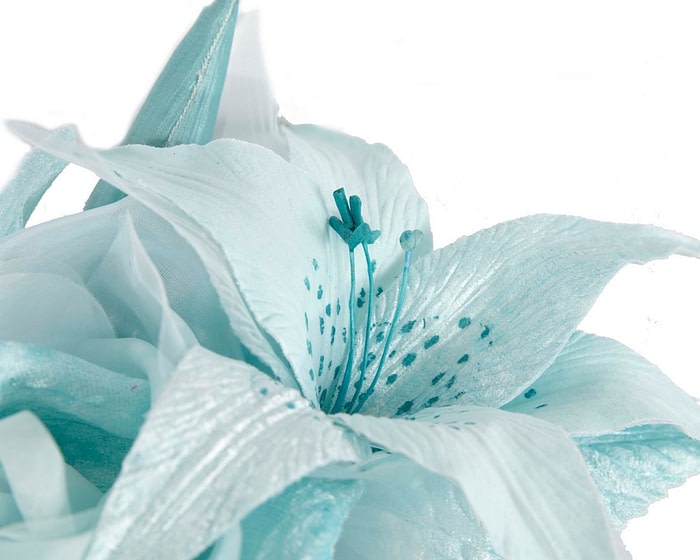Large light blue flower arrangement by Max Alexander - Image 3