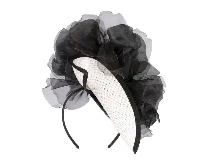 White & black flower fascinator by Fillies Collection - Image 6