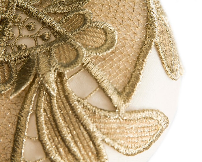 Elegant Winter Racing Cream Pillbox Fascinator with Gold Lace - Image 4