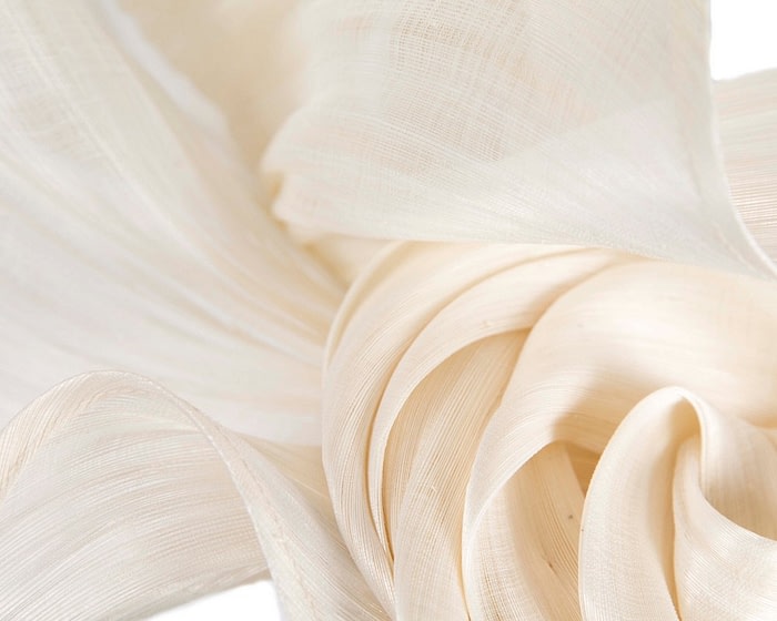 Cream sculptured silk abaca fascinator by Fillies Collection - Image 4