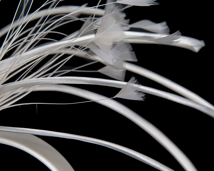 Thin outline cream fascinator with feathers - Image 3