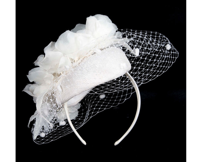 White flower pillbox with face veil by Fillies Collection - Image 4