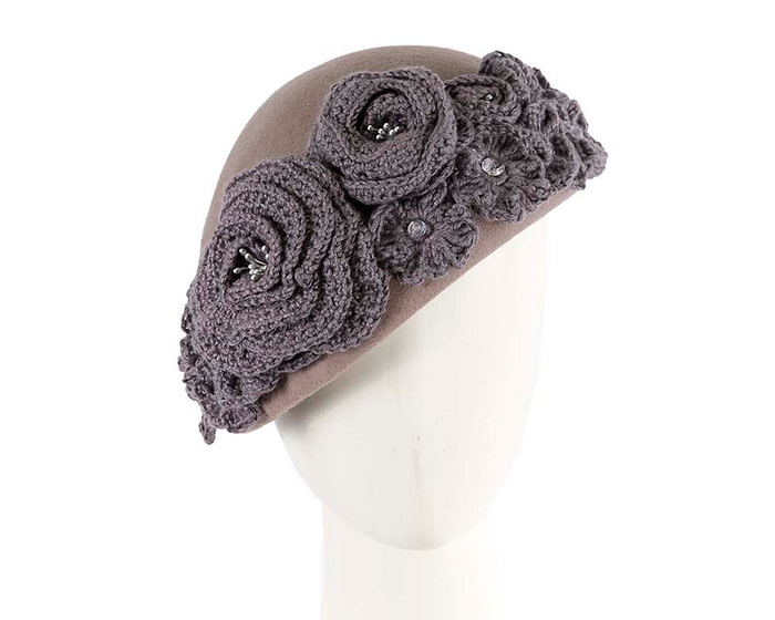 Grey felt beret with crocheted trim CU439