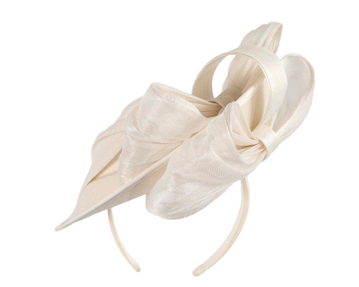 Cream plate with bow winter fascinator by Fillies Collection - Image 4