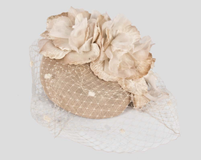 Nude pillbox with flower & veil by Fillies Collection - Image 2