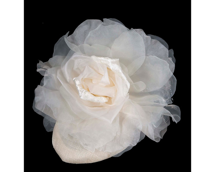 Cream flower pillbox fascinator by Fillies Collection - Image 2