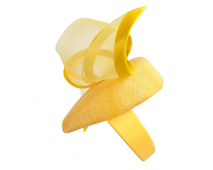 Yellow pillbox fascinator by Fillies Collection - Image 4