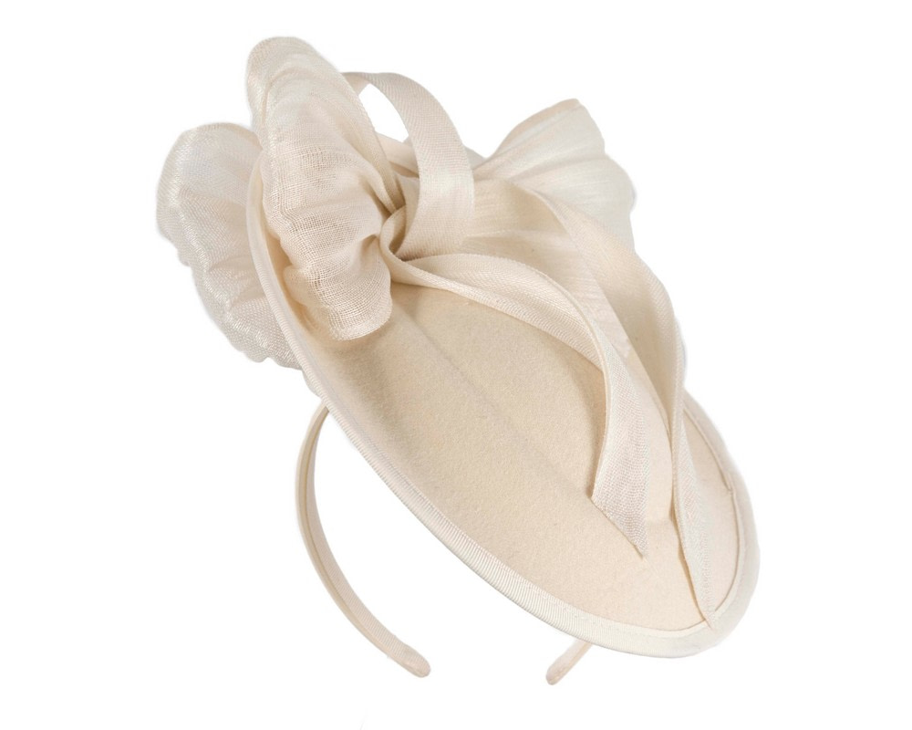 Large cream plate fascinator with bow by Fillies Collection - Image 2