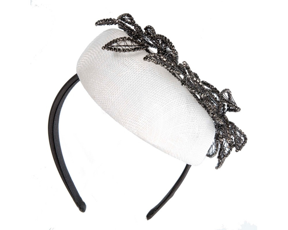 Exclusive white & black pillbox with jewellery from Fillies Collection - Image 6