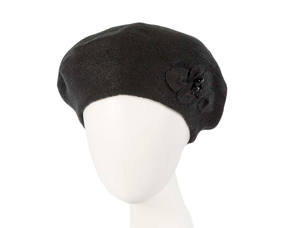 Warm black wool beret. Made in Europe