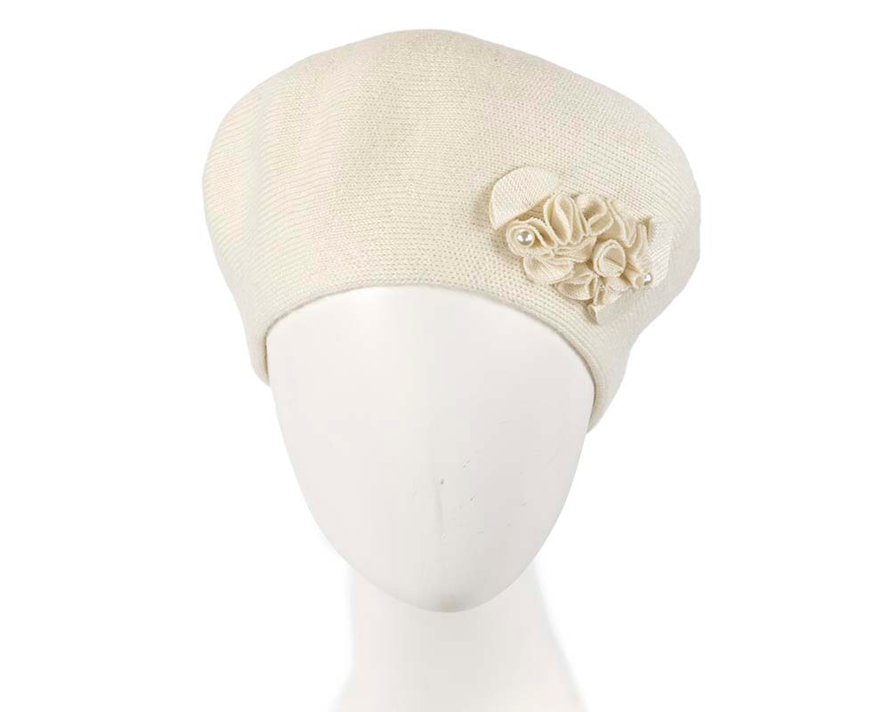 Warm cream wool beret. Made in Europe