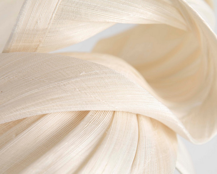 Cream silk abaca fascinator by Fillies Collection - Image 5