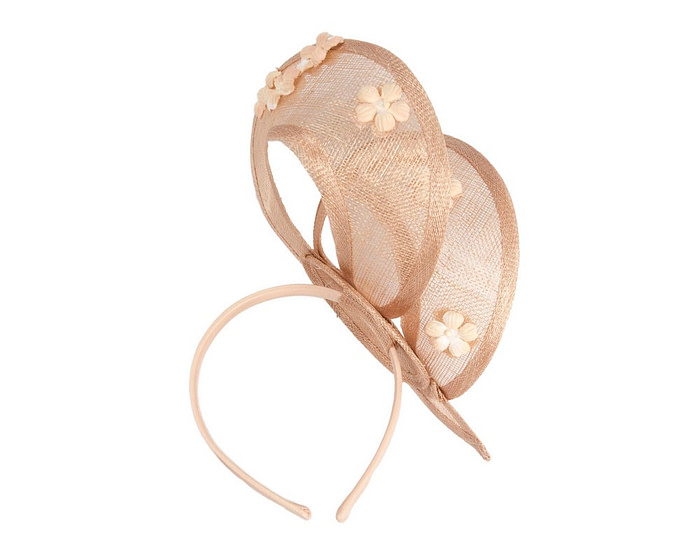Exquisite nude sinamay fascinator by Max Alexander - Image 5