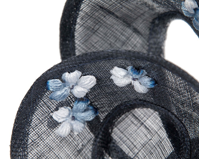 Elegant sinamay fascinator with small flowers - Image 3